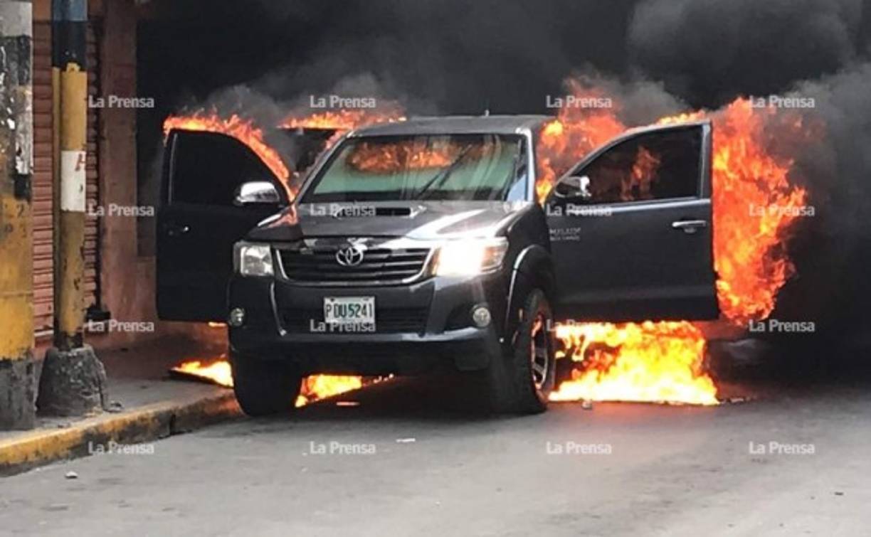El enfrentamiento de hoy en el centro de la capital hondureña se dio con un pequeño grupo de manifestantes, muchos de ellos con el rostro cubierto, que lanzaban piedras a los policías, quienes respondieron lanzando una gran cantidad de bombas lacrimógenas.<br/>