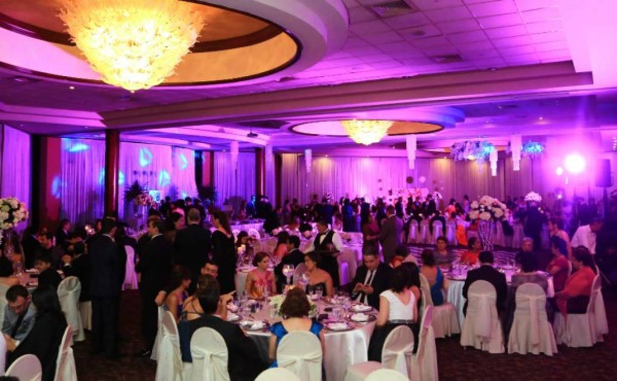 El salón mayor del Centro Social Hondureño Árabe tuvo un halo de destellos magenta que envolvió de elegancia sutil la recepción.