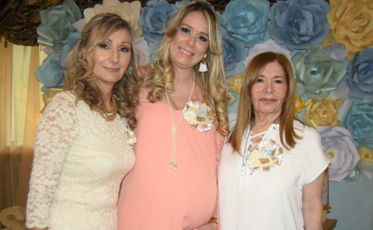 Irelana Ramírez, Gabriela Villalobos de Rivera y Bessy Rivera.