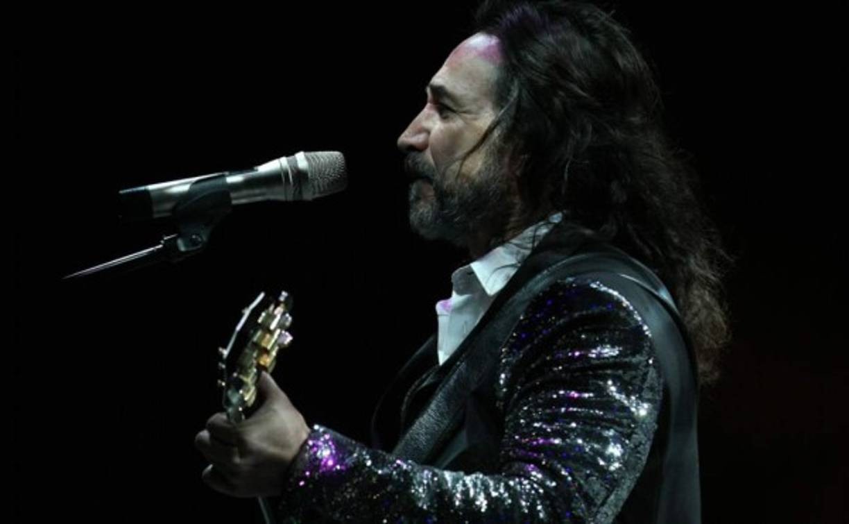 'No puedo olvidarla', 'El peor de mis fracasos', 'Y ahora te vas' fueron algunas de las canciones que interpretó Solís.