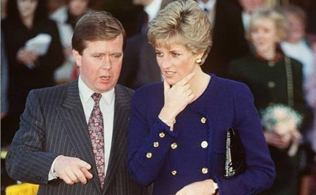 ¿La princesa Diana cargaba un vibrador? Aunque parezca increíble las confesiones de Ken Wharfe, uno de sus guardespaldas de confianza, sobre las obsesiones que ella tenía con su juguete sexual, han impresionado a todos. El hombre de confianza ha revelado en su libro 'A Closely Guarded Secret' que Lady Di no se despegaba de su 'Le Gadget' como lo había bautizado. Eran tanta la obsesión de la princesa con ese objeto que hasta lo consideraba su amuleto de buena suerte. En determinado momento Wharfe señala que la princesa se había vuelto supersticiosa respecto a su vibrador. Durante ese viaje a Nepal le indicó la importancia que tenía para ella. 'Espero que traigamos a Le Gadget, Ken. Tú sabes que todo irá mal sin él', le habría dicho.