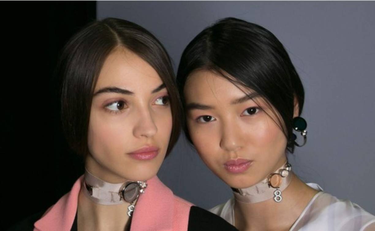 El rosa cuarzo, el tono Pantone del año, se hizo presente en sombras, pómulos y labiales en la pasarela de la colección Primavera-Verano de Christian Dior 2016.