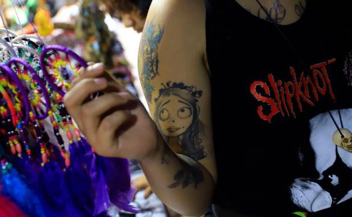 “Los tatuajes aún son un tabú, tengo muchos conocidos y clientes que los ocultan con su ropa por temor a no hallar empleo o ser despedidos. Las personas asignadas a Recursos Humanos deben romper esos estigmas y no pensar que por tener tatuajes pertenecen a alguna mara”, expresa Fernando Méndez, quien tiene un local en Villanueva, Cortés. 