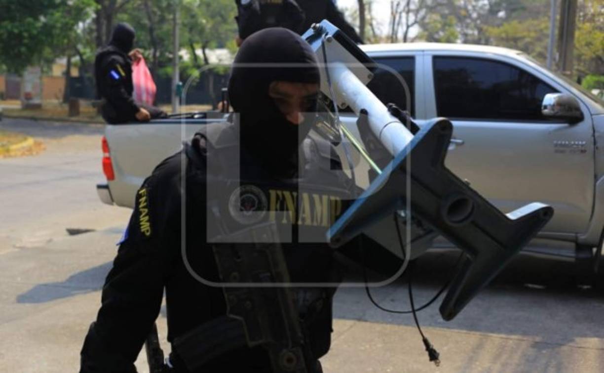 En la acción policial se decomisó un arma de fuego AR15, un arma corta, droga, dinero en efectivo y teléfonos celulares. También una báscula usada presuntamente para calcular el peso de droga.