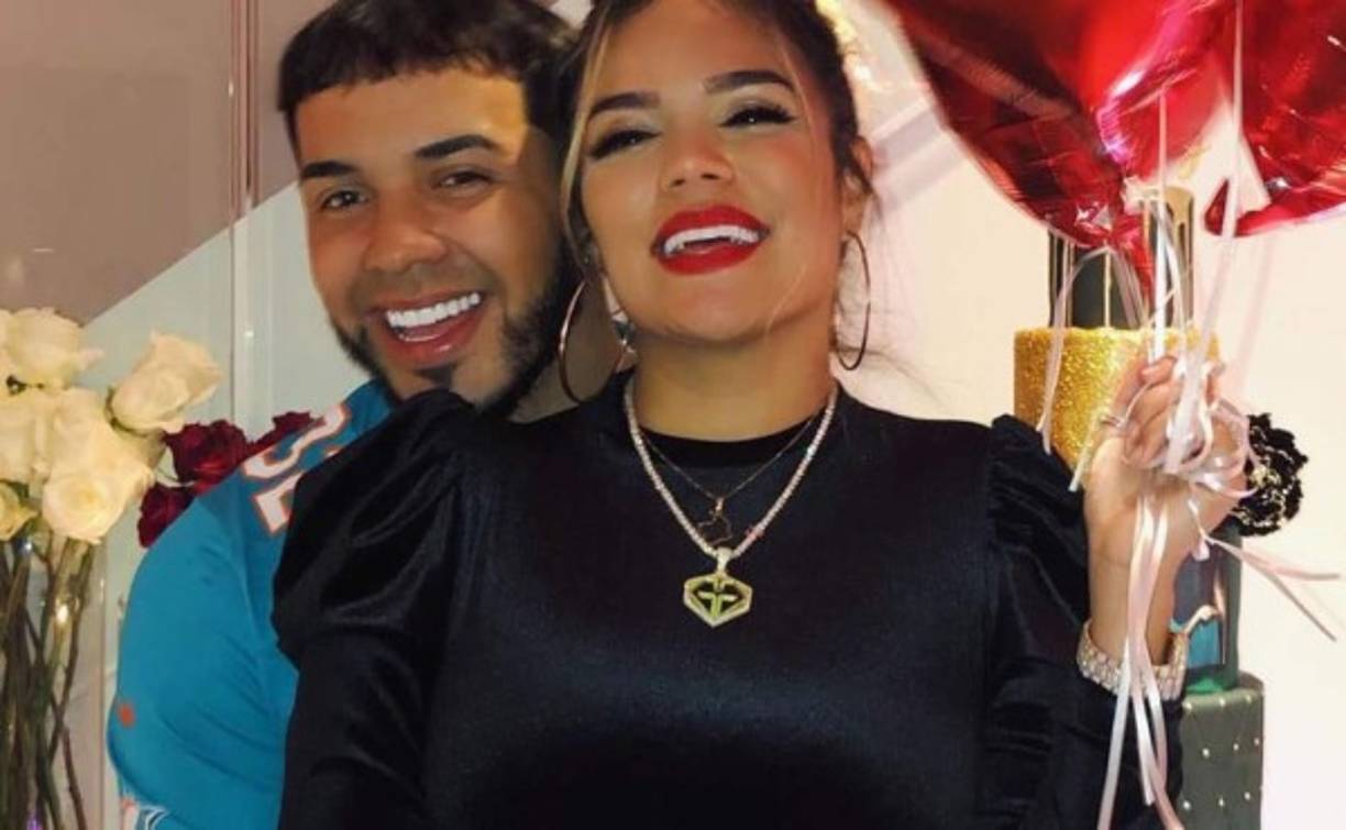 La pareja celebró doble este 14 de febrero con el 28 cumpleaños de la reguetonera y el día de los enamorados y para festejar el cantante le dio a su novia, de apenas unos meses, una camioneta de lujo.