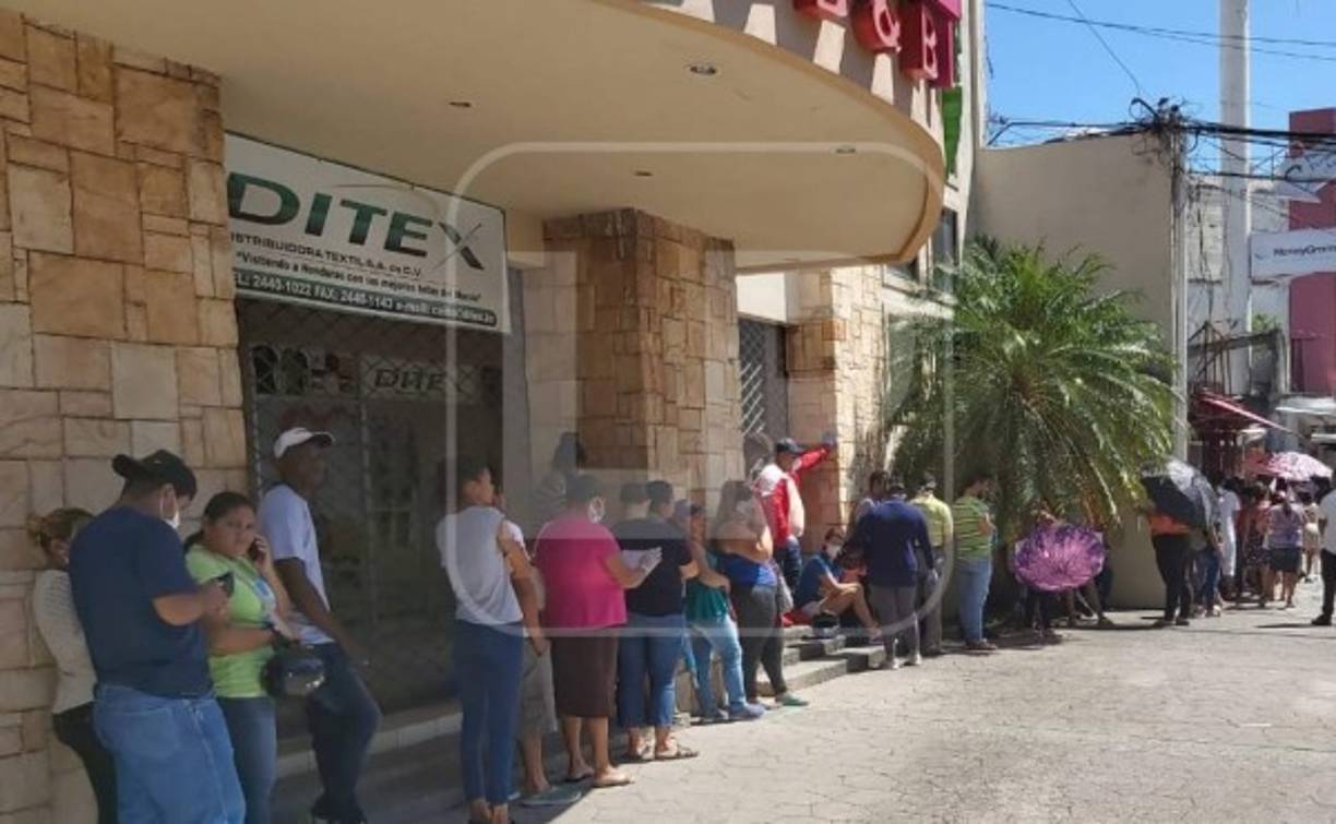 En los establecimientos bancarios solo se ha permitido el ingreso por grupos pequeños a realizar transacciones.