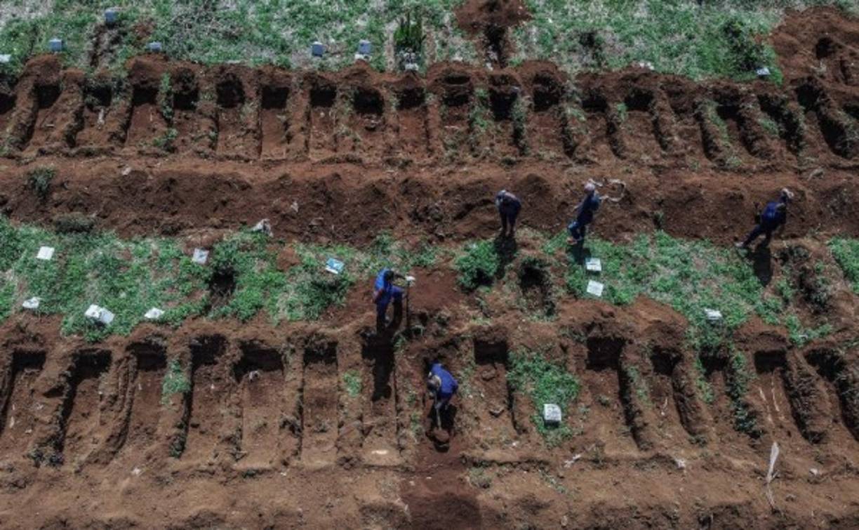 La curva de casos del coronavirus aún está a semanas de su ápice en Brasil, pero su letalidad y la demora en los diagnósticos ya ponen bajo presión al mayor cementerio de Sao Paulo y de América Latina, con entierros exprés y velorios sin abrazos.