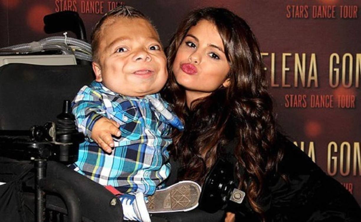 Selena Gómez sin duda alguna cuando puede ver a Cris no duda en abrazarlo.