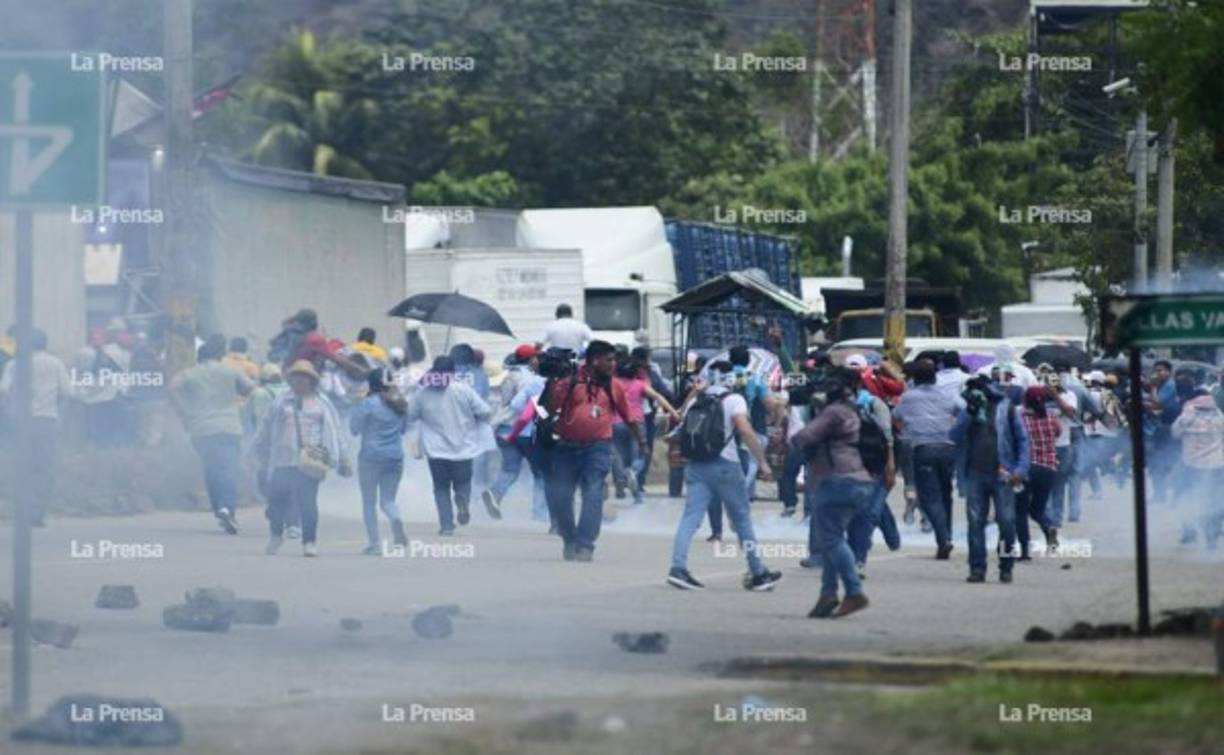 En las protestas se han quemado llantas, personas ajenas a las protestas han resultado gaseadas y hasta golpeadas.