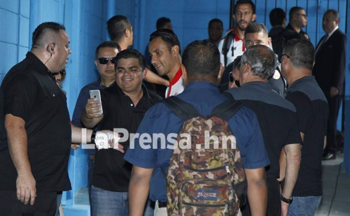 El periodista hondureño Rely Maradiaga se pudo tomar una foto con el portero Keylor Navas.