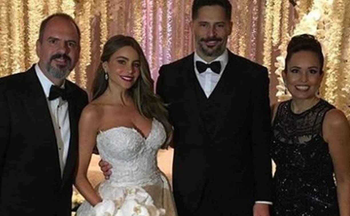 Sofía Vergara y Joe Manganiello con algunos invitados.