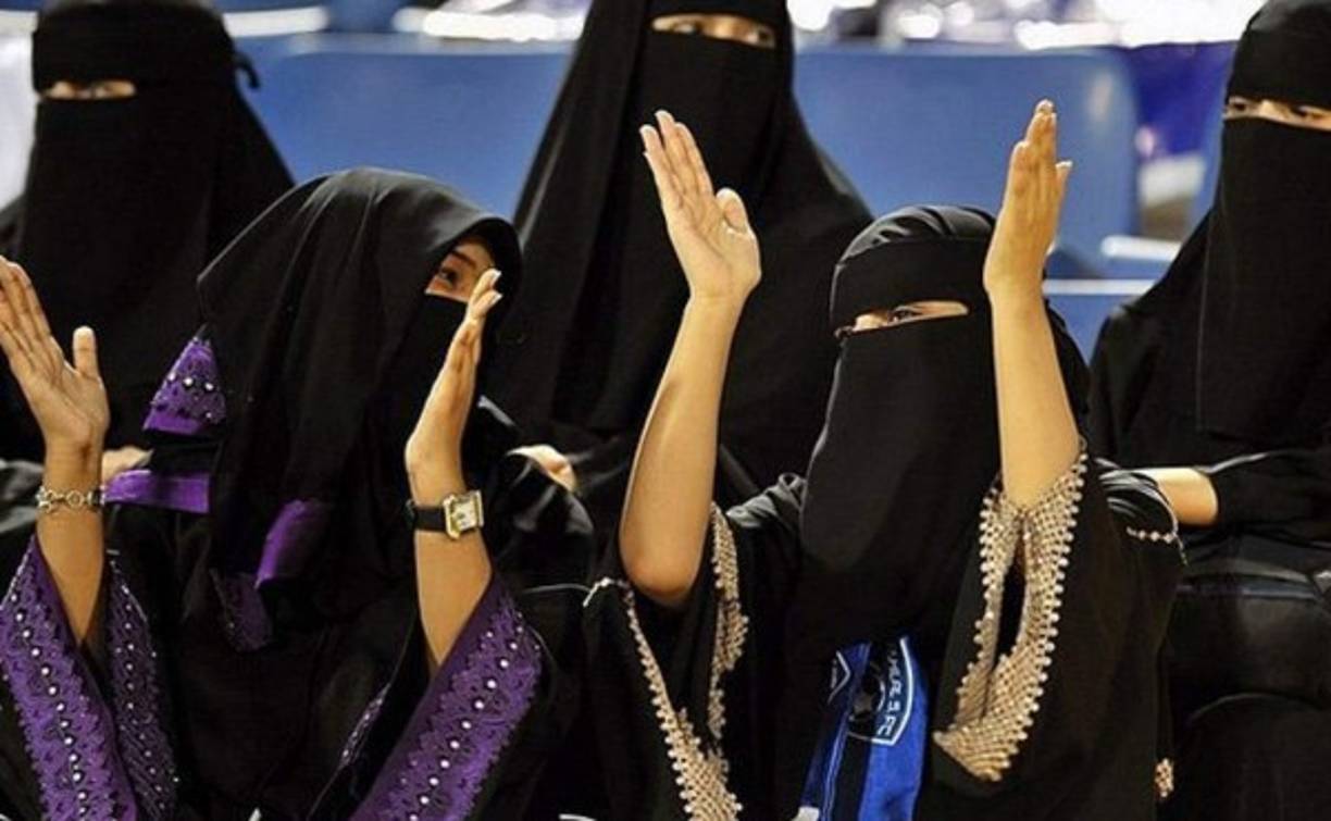 QATAR. La población masculina llego al 92% este año, las mujeres deberán mínimo tener hijos de 100 hombres a ver si logran una reproducción 'satisfactoria', es algo traumante para este país y las mujeres viven cubiertas por su religión.