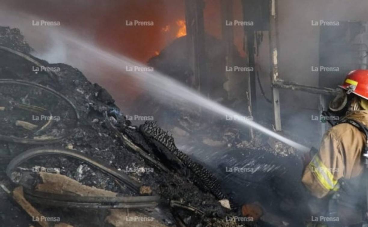 Los bomberos tuvieron que ingeniarselas para poder apagar el fuego pues los portones de la fábrica estaban bloqueados.
