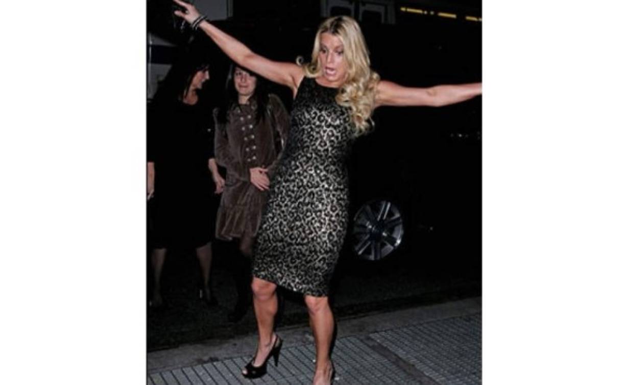 Pobre Jessica Simpson en esta oportunidad perdió el equilibrio y sí la pasó mal.<br/>