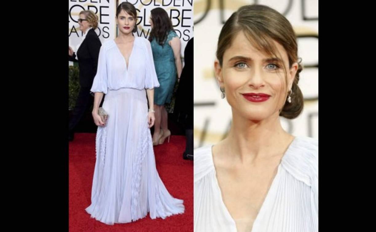 Amanda Peet apostó por un vestido oversize plisado de escote en uve en azul pastel de J Mendel demasiado grande para su figura acompañado por un clutch plateado.