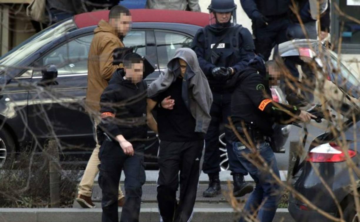El hombre, ahora arrestado, se atrincheró con dos rehenes en una oficina de correo.