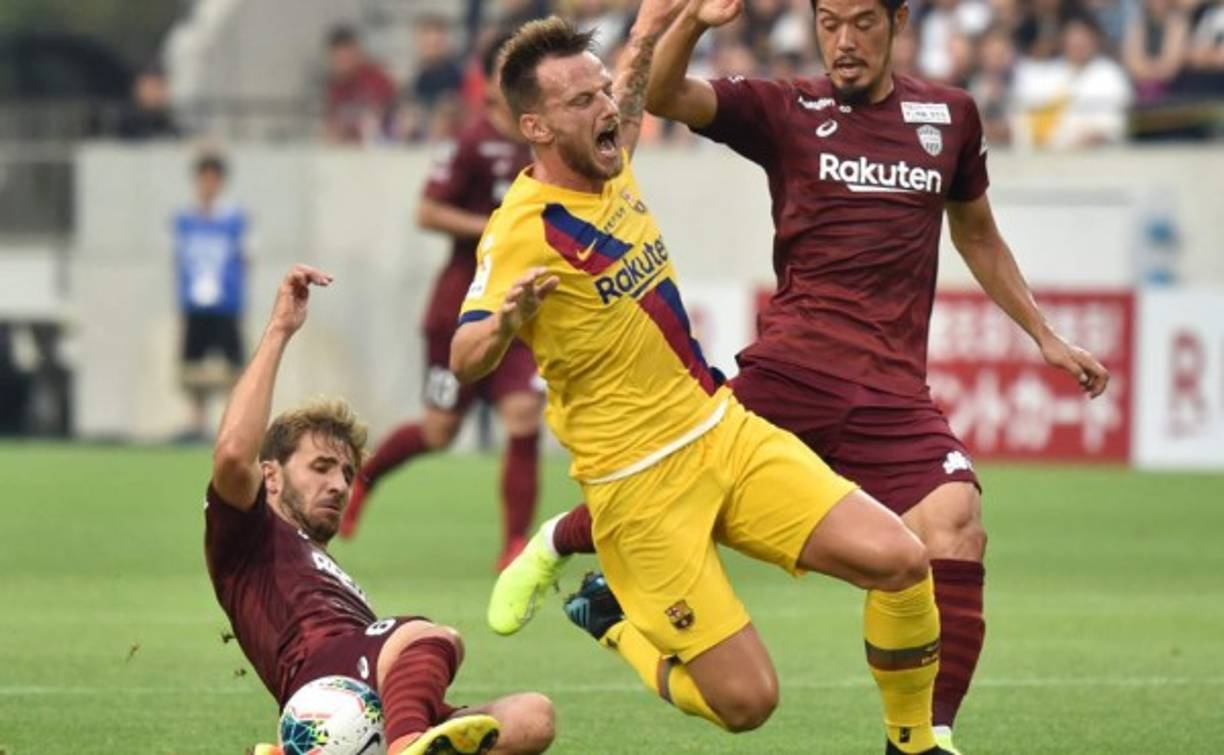 Ivan Rakitic fue marcado fuertemente por los juadores del equipo japonés.