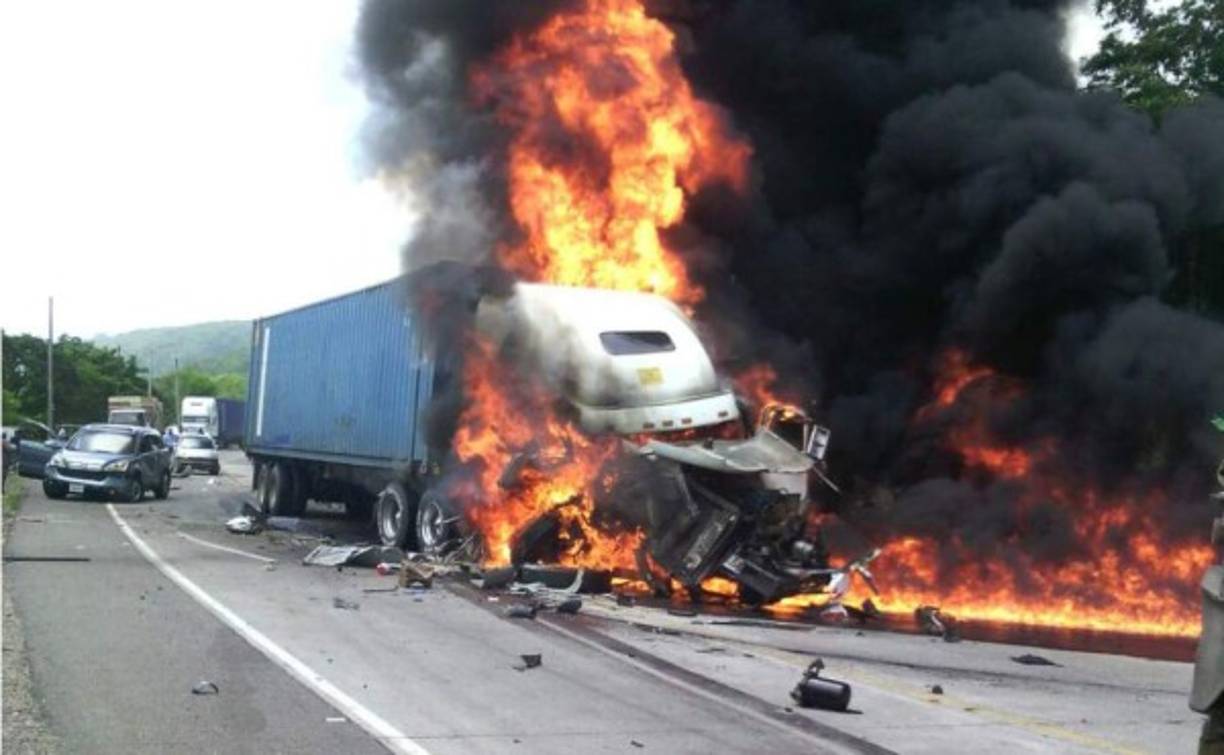 Una rastra se incendió en el mediodía de este viernes después de participar en un múltiple accidente en el sector de Carrizales de Taulabe, Comayagua, en la zona central de Honduras. En el accidente participaron cuatro vehículos. Según versiones de la Policía de Tránsito afortunadamente no se registraron víctimas que lamentar, solo daños materiales. Aunque al principio se habló de que el conductor habría fallecido, esta versión fue descartada por la policía, quien aseguró que solo los vehículos turismo sufrieron daño.