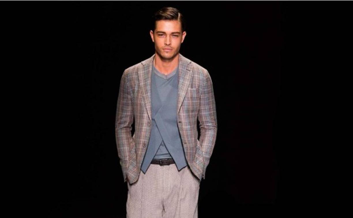 Un traje Giorgio Armani con centro asimétrico y tonos neutros combinados.