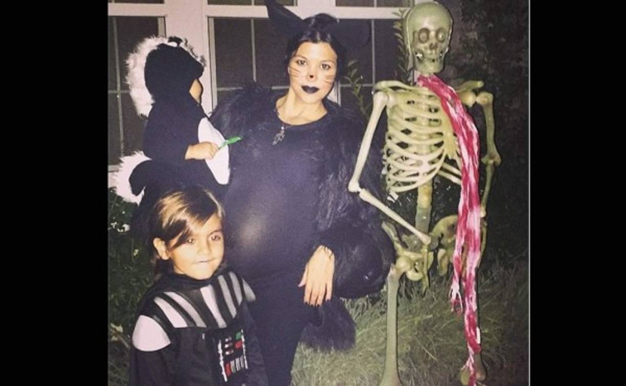 Kourtney Kardashian y sus bebés.