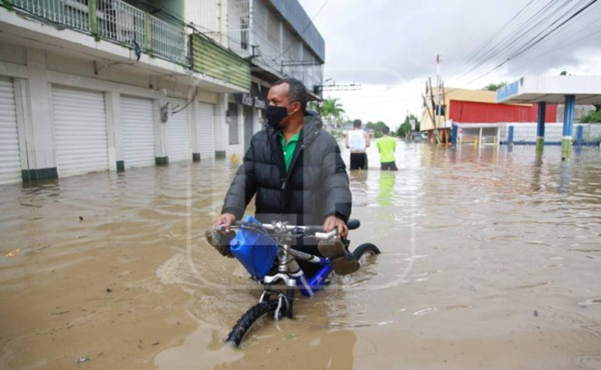 El alcalde de La Lima, José Santiago Motiño, dijo que los sectores donde la situación es más crítica son San Juan Nuevo, Flores de Oriente, Suyapa, San José, Samaritana, Copén Viejo y Nuevo, Cruz de Valencia, El Paraíso, Planeta y las otras colonias de ese sector. En esos lugares, mucha gente todavía está en los techos. Motiño indicó que tienen ocho lanchas para evacuar gente, “pero son insuficientes y falta apoyo”.