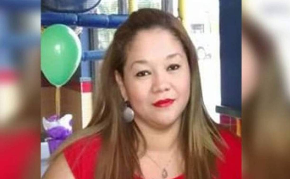 A mitad de camino en la carretera de El Hatillo en Tegucigalpa, la dama fue obligada a orillar el carro para luego ser acribillada por la misma persona que luego huyó del lugar.