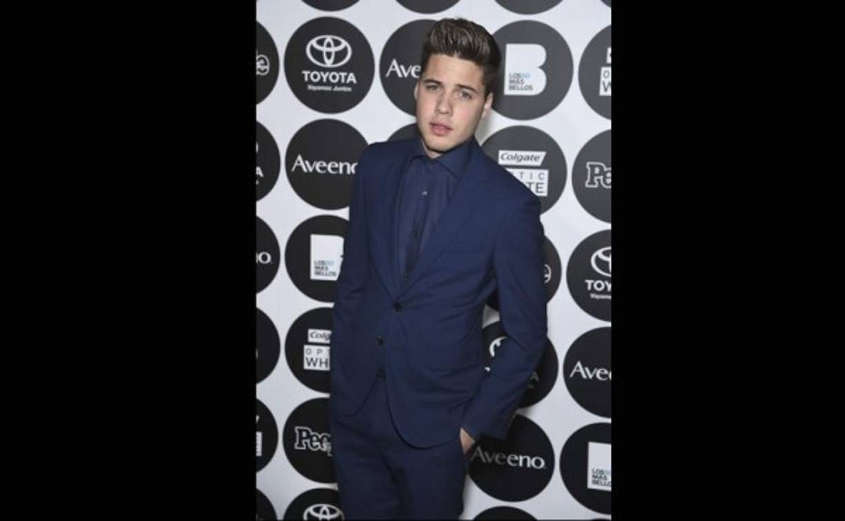 WILLIAM VALDÉS. El cantante apostó por un traje azul de Hugo Boss que complementó con zapatillas deportivas del mismo diseñador.