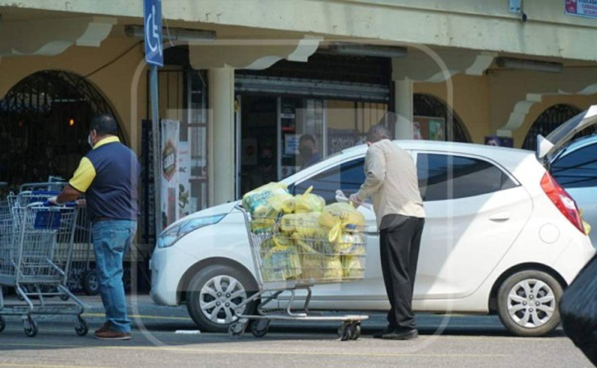 El presidente Juan Orlando Hernández anunció en cadena de radio y televisión que a partir del miércoles de la próxima semana suministrará 'alimentos básicos por 30 días a 800.000 familias, a las más afectadas'. <br/>