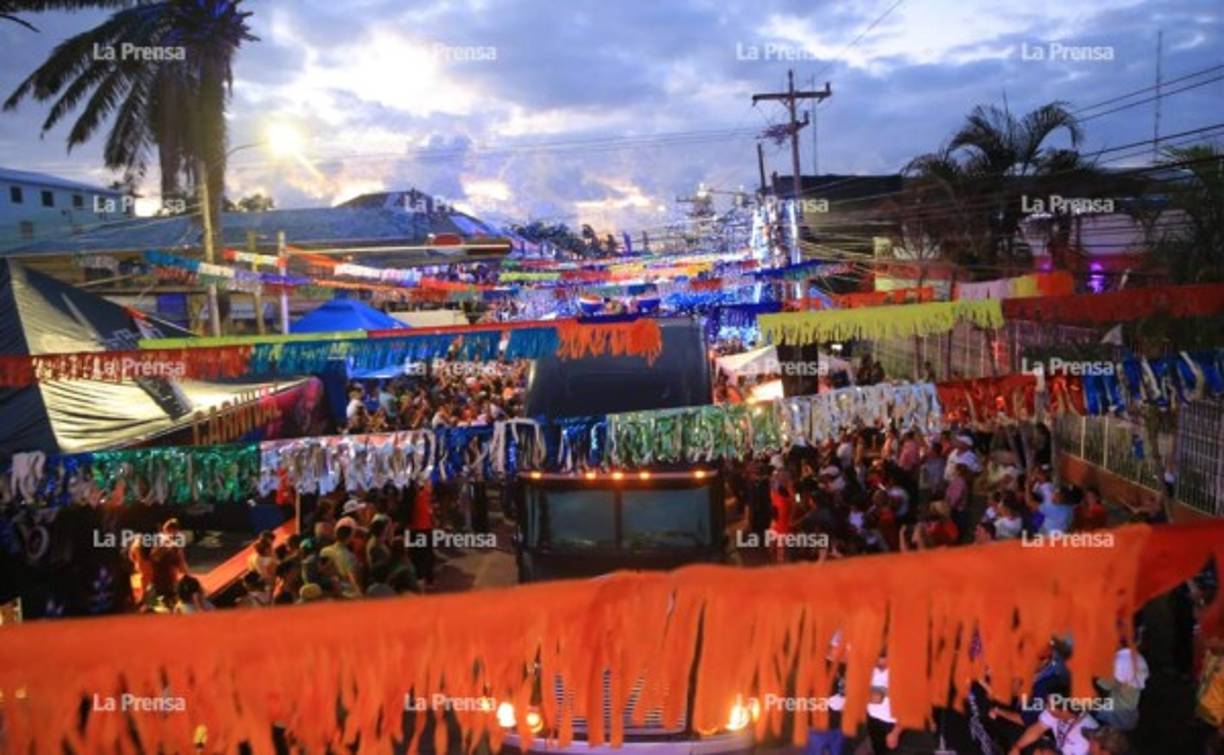 Muchos turistas viajaron de puntos aledaños a La Ceiba y desde lejos para disfrutar el cierre de la Feria Isidra. Foto: Melvin Cubas.