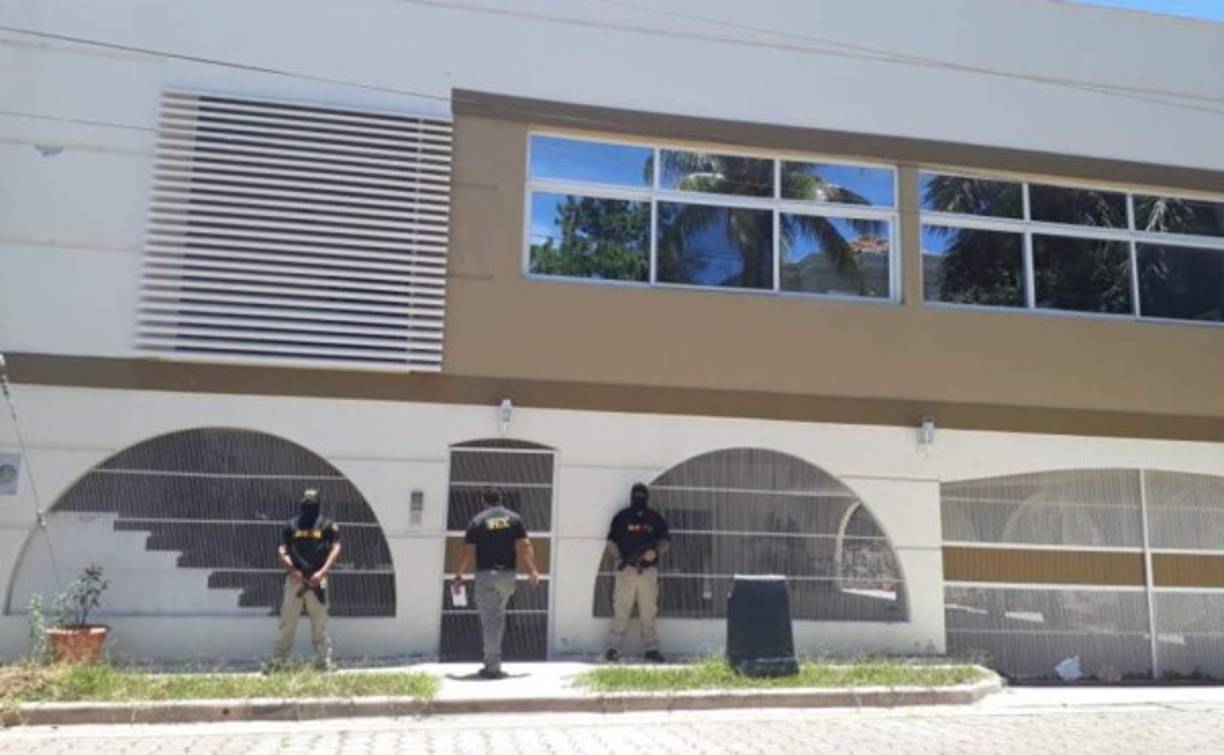 El pasado 23 de julio una juez de la Corte Suprema de Justicia ordenó la captura de 38 personas entre políticos, empresarios y personas particulares a quienes se les acusó entre otros delitos de fraude, malversación de caudales públicos, abuso de autoridad, asociación ilícita y lavado de activos.<br/><br/>En la imagen, una mansión asegurada en la colonia Payaquí de Tegucigalpa.