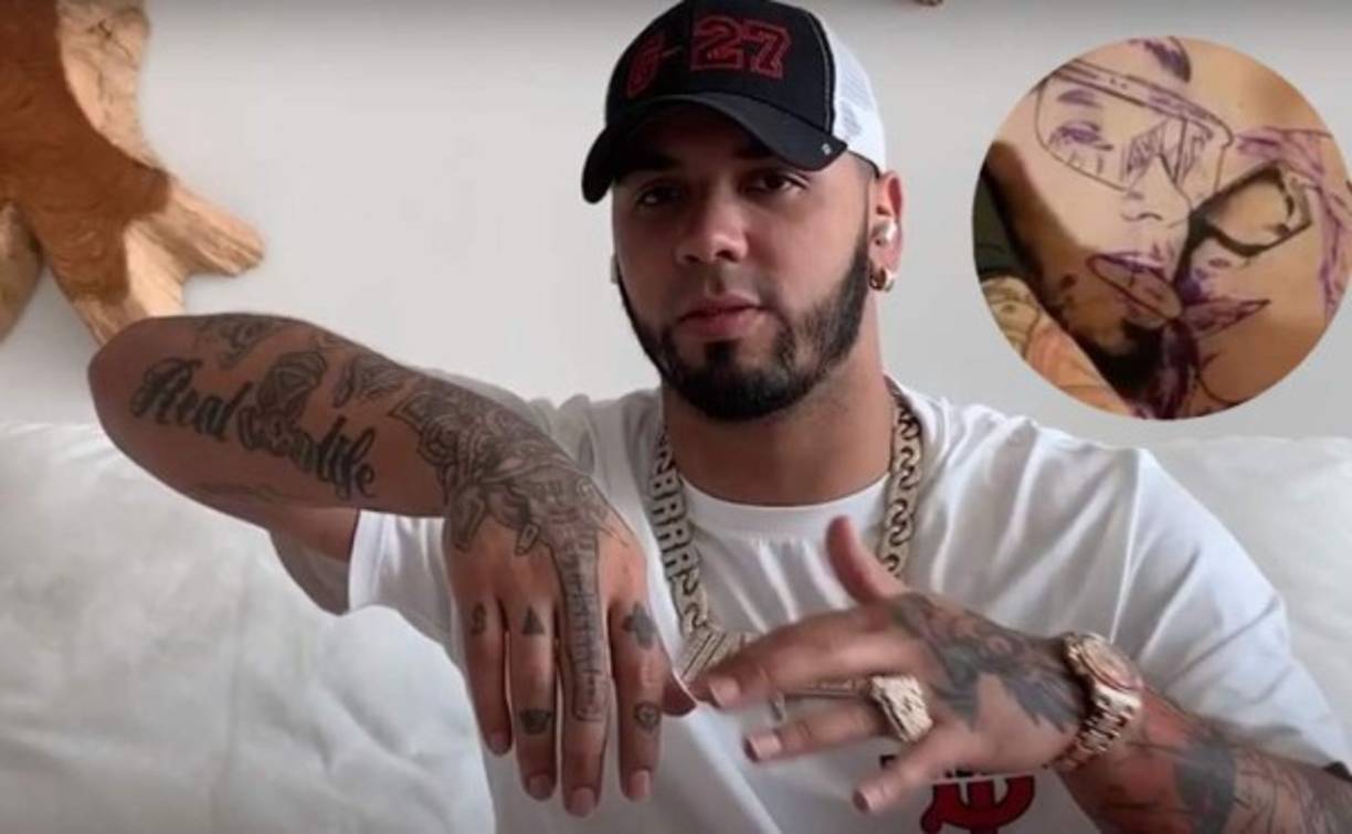 En una entrevista en junio de este año con la revista GQ, el cantante boricua contó que contaba, al momento, con 27 tatuajes en todo su cuerpo.<br/>