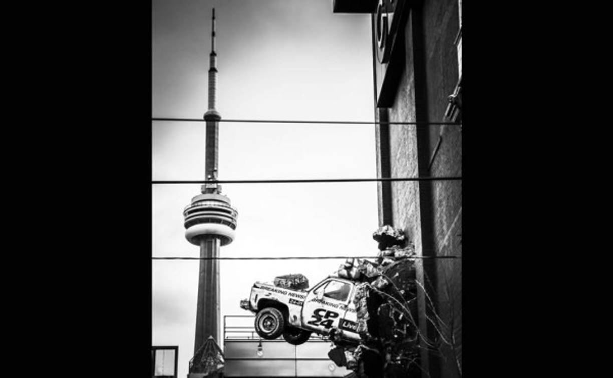 La preferencia de este talentoso joven en lo que se refiere a modelos es muy sencilla y se basa en capturar imágenes de los transeúntes que desfilan día a día por Toronto la capital de la provincia de Ontario.