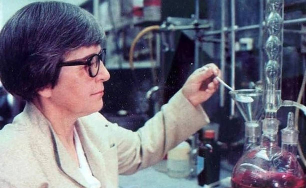 Stephanie Kwolek. Inventó la fibra súper fuerte de Kevlar, la cual se utilizó para hacer chalecos antibalas. La invención de Kwolek es cinco veces más fuerte que el acero y tiene también alrededor de 200 usos más.