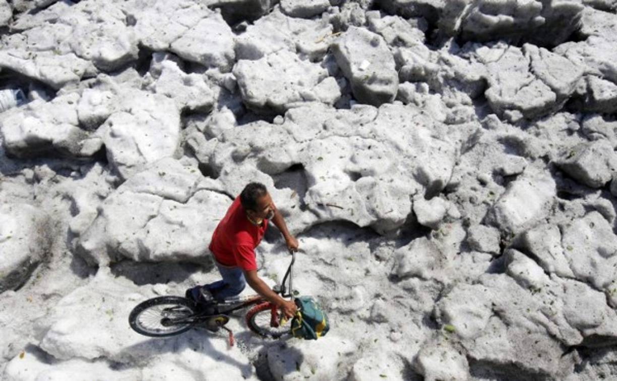 Los Ayuntamientos de Guadalajara y Tlaquepaque reportaron cerca de 200 casas y negocios afectados y al menos 50 vehículos arrastrados por la corriente de agua que se formó.