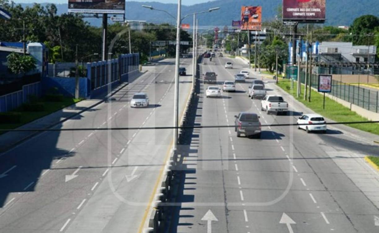 Esta mañana, las principales vías de la ciudad lucieron desoladas, apenas algunos vehículos que transitaban por necesidad de movilización lograron verse.