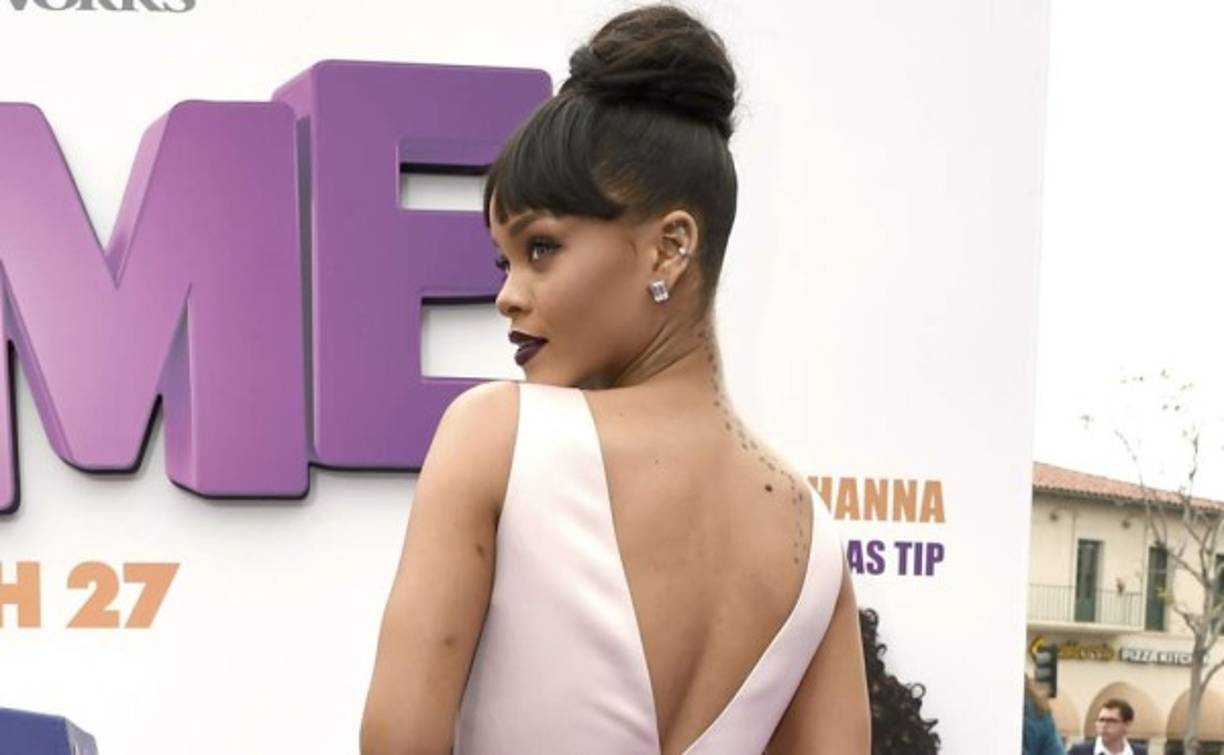 Rihanna lució un vestido escotado en su espalada.