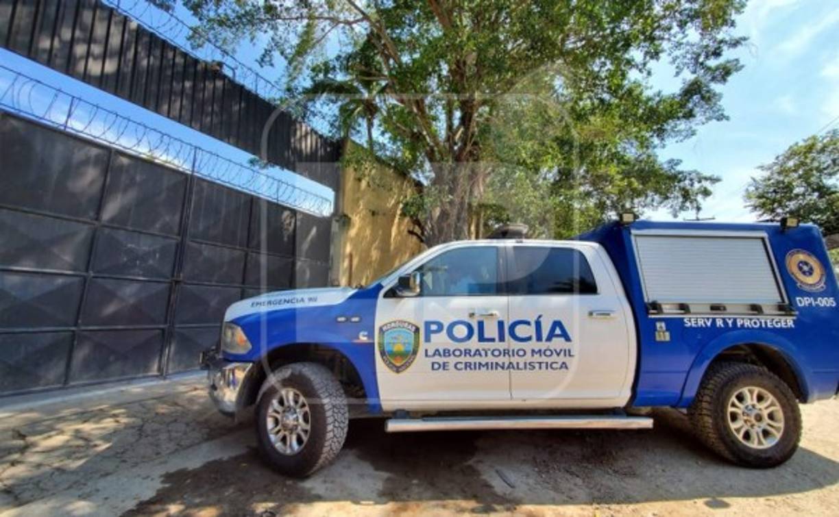 Momento en que una unidad de inspecciones de la DPI llega a El Carmen para proceder con las investigaciones de la fuga.