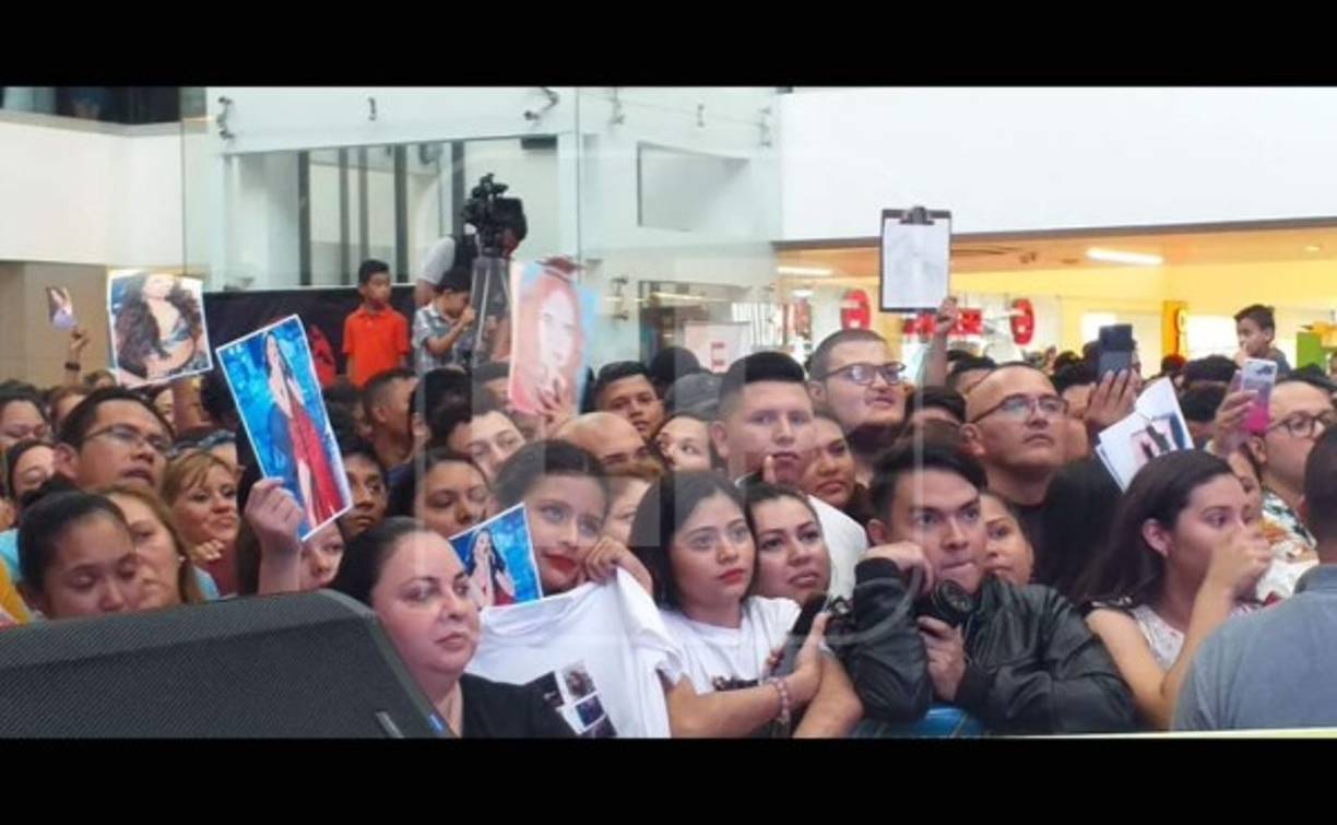 Los fanáticos de la llamada 'reina de Honduras' se congregaron con antelación con la esperanza de ver a la joven que vieron brillar en La Academia.