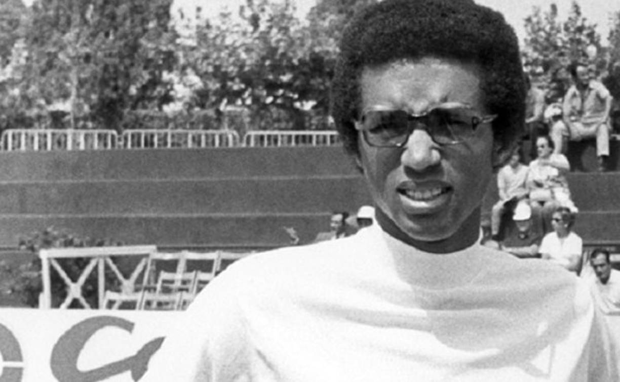 Arthur Ashe, fue uno de los grandes tenistas de los EUA. A finales de los años 80 contrajo VIH por una transfusión sanguínea y 1992 lo anunció publicamente. Murió el 6 de febrero de 1993 a los 49 años.
