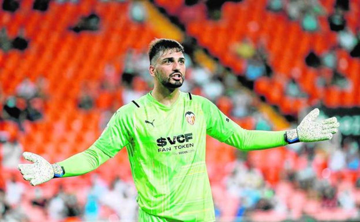 Valencia ha realizado el último paso para fichar y quedarse en propiedad al portero Giorgi Mamardashvili: ejercer la opción de compra de 850.000 euros que incluía el contrato de cesión que firmó el club este verano con el Dinamo de Tiblisi. 