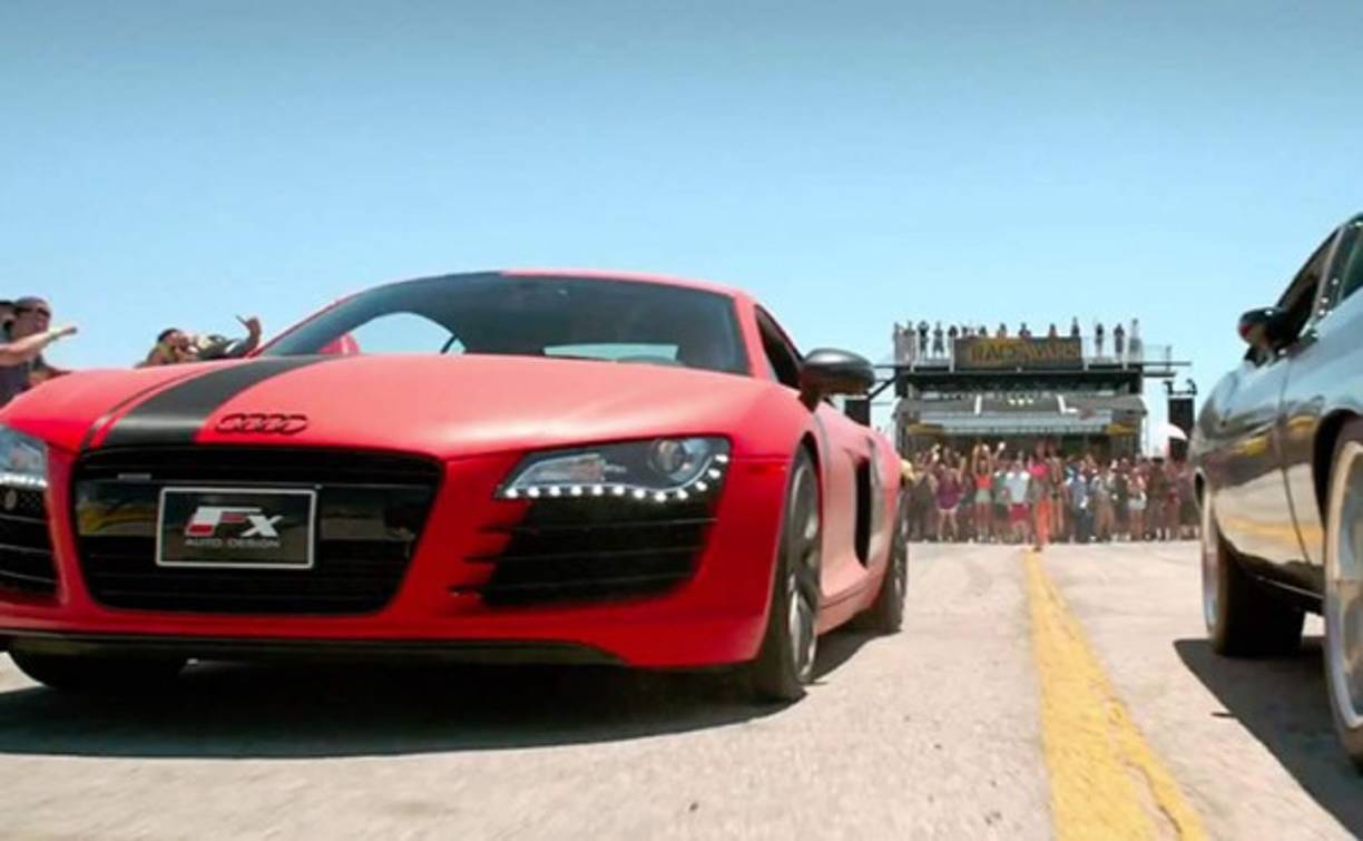 El deportivo alemán, AUDI R8, es manejado en esta entrega por el villano, Ian Shaw (Jason Statham).