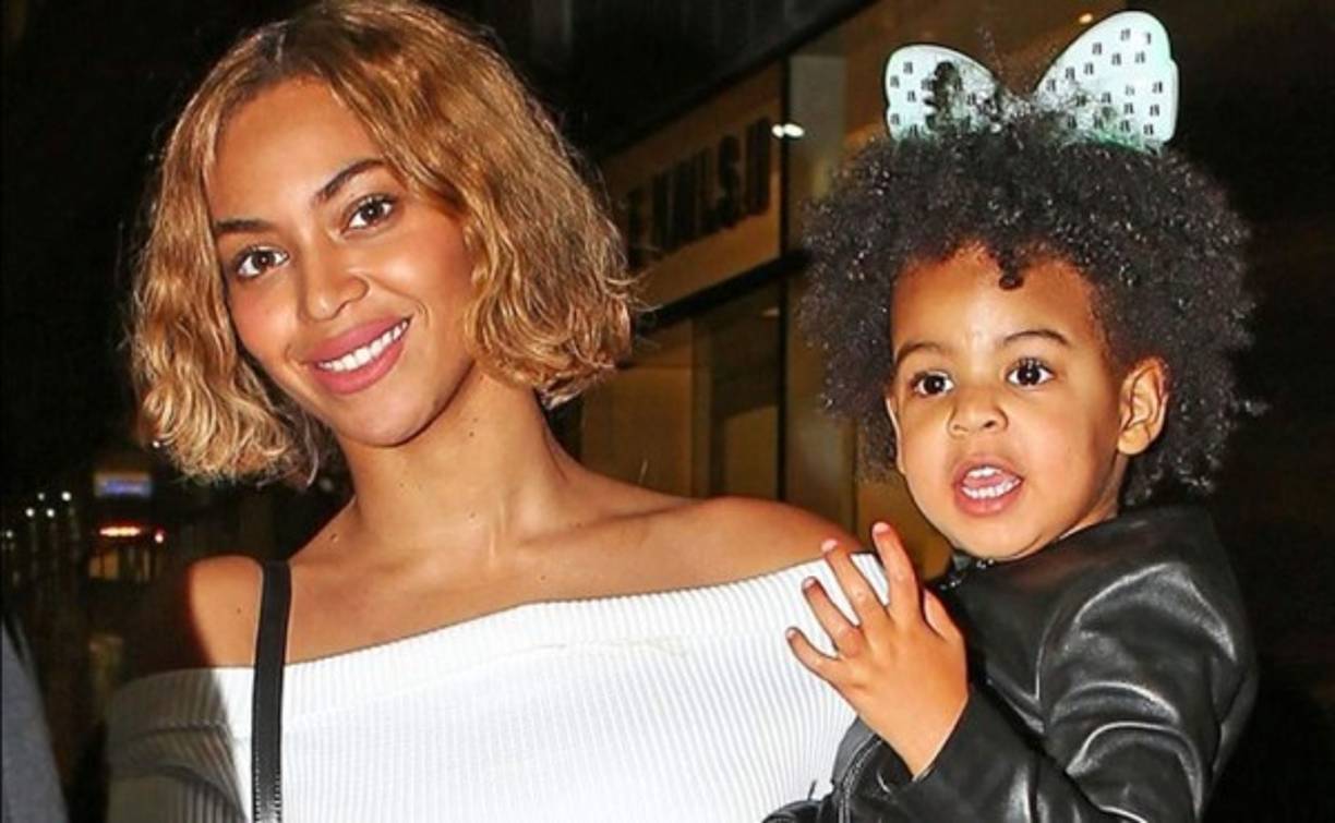 Con sólo ver la coqueta mirada de la niña de tres años y compararla con los ojos de la Queen B, es suficiente para saber que madre e hija son como dos gotas de agua.