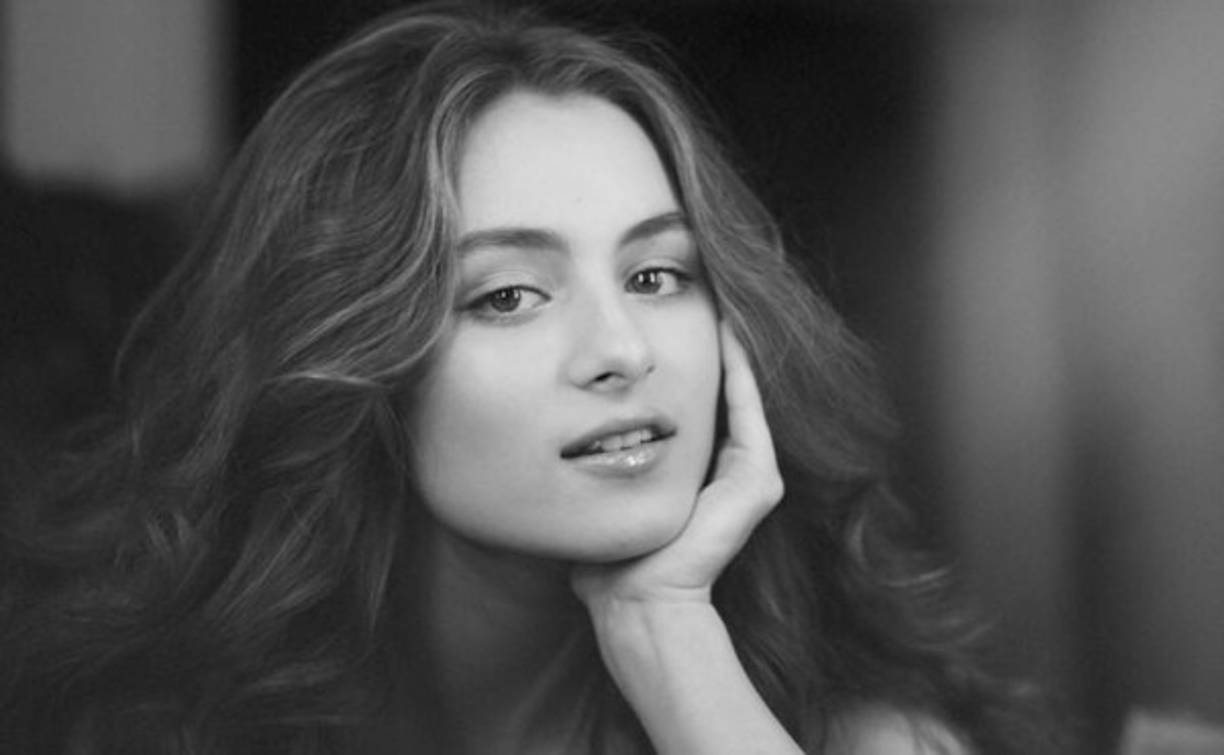 La hija de Mr Bea, Lili Atkinson tiene 23 años se dio a conocer luego de que su padre protagonizara un escándalo de divoricio con su esposa.