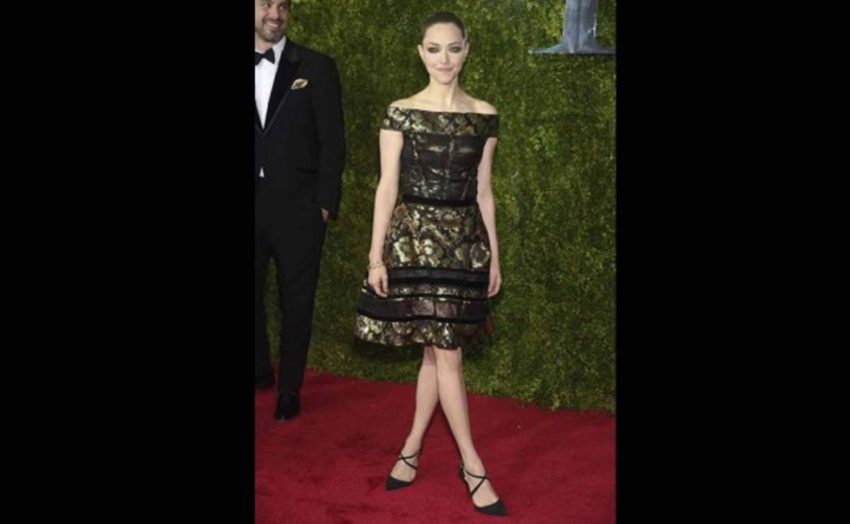 Amanda Seyfried. La actriz eligió un vestido en tonos metálicos en blanco y negro, y transparencias de la colección Otoño 2015 de Oscar de la Renta.