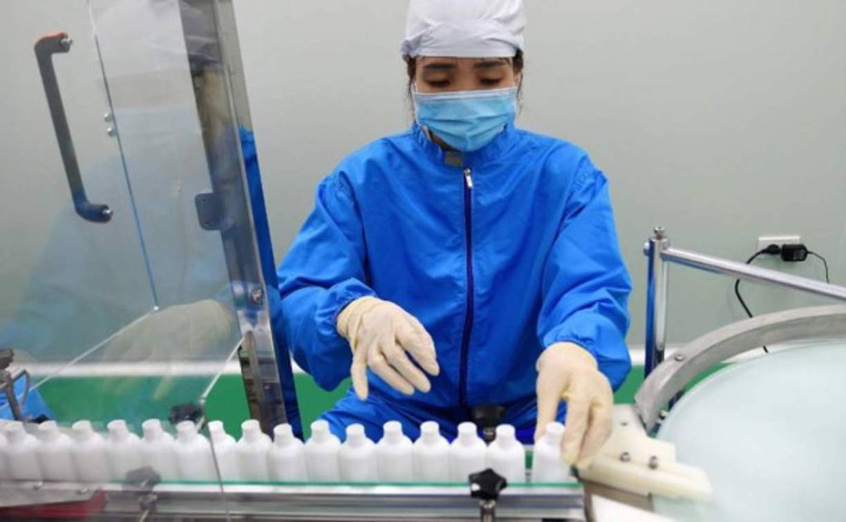 El contagio también se produce de manera diferente: 'Lo probaron en Dios sabe cuántos presos políticos. Nunca pudieron encontrar a un anticuerpo o un antibiótico que fuera efectivo contra eso. El virus migra al tejido cerebral y allí comienza a segregar una toxina que destruye la parte del cerebro que controla todas las funciones automáticas del cuerpo hasta que la víctima deja de tener pulso o cualquier necesidad de respirar', se afirma en la novela.