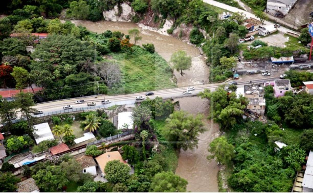 En el vuelo de un helicóptero de la Fuerza Aérea se pudo constatar que el nivel del río Choluteca ha descendido en comparación con la noche del miércoles 4 de noviembre, cuando las aguas se desbordaron y estuvieron a punto de provocar una tragedia.