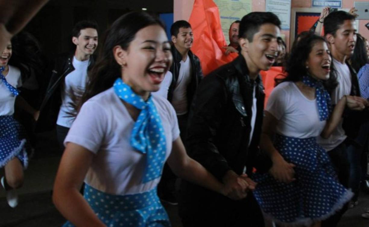 Para su entrada a la institución los esperaban todos los alumnos del centro de estudio.