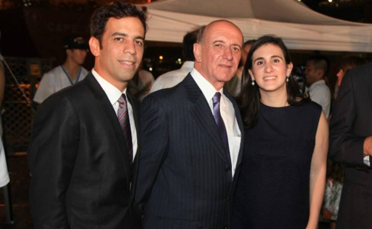 Eduardo Canahuati con Nicolás y Sofía Chahín.