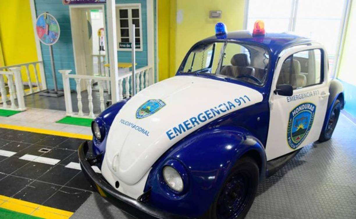 En la estación de la Dirección Nacional de Tránsito, los menores pueden subirse a una patrulla policial.