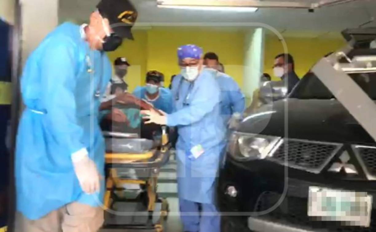 Varios videos circularon en las redes sociales donde se mostró cómo terminó herida una de las personas dentro del lugar.